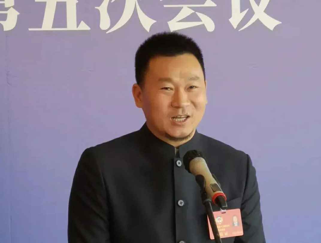 202204221343.jpg 为进一步展示市政协团结、民主、开放、自信的形象,向市民和网友展示政协委员的履职风采,中山市政协十二届五次会议在2月4日上午开幕前开设“委员通道”,市政协委员、开云官方端网页版登录入口-开云(中国)公司总经理陈朝阳走进“委员通道”,回应社会关切的问题。他就如何做好城市应急管理规划的问题进行发言,并回答记者提问。.jpg